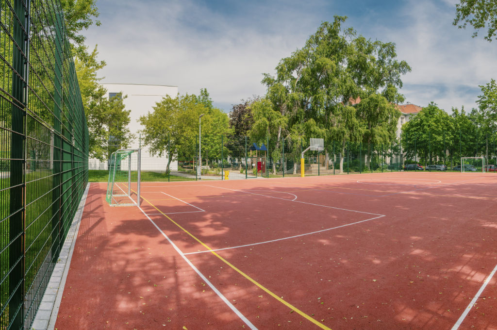 Sportplatz mit Tartan kombinierten Fußball- und Basketballfeld
