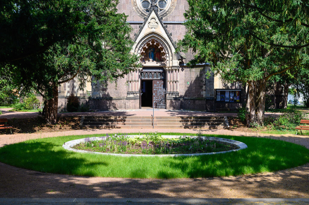 Außenansicht der Johanniskirche mit Grünflächen
